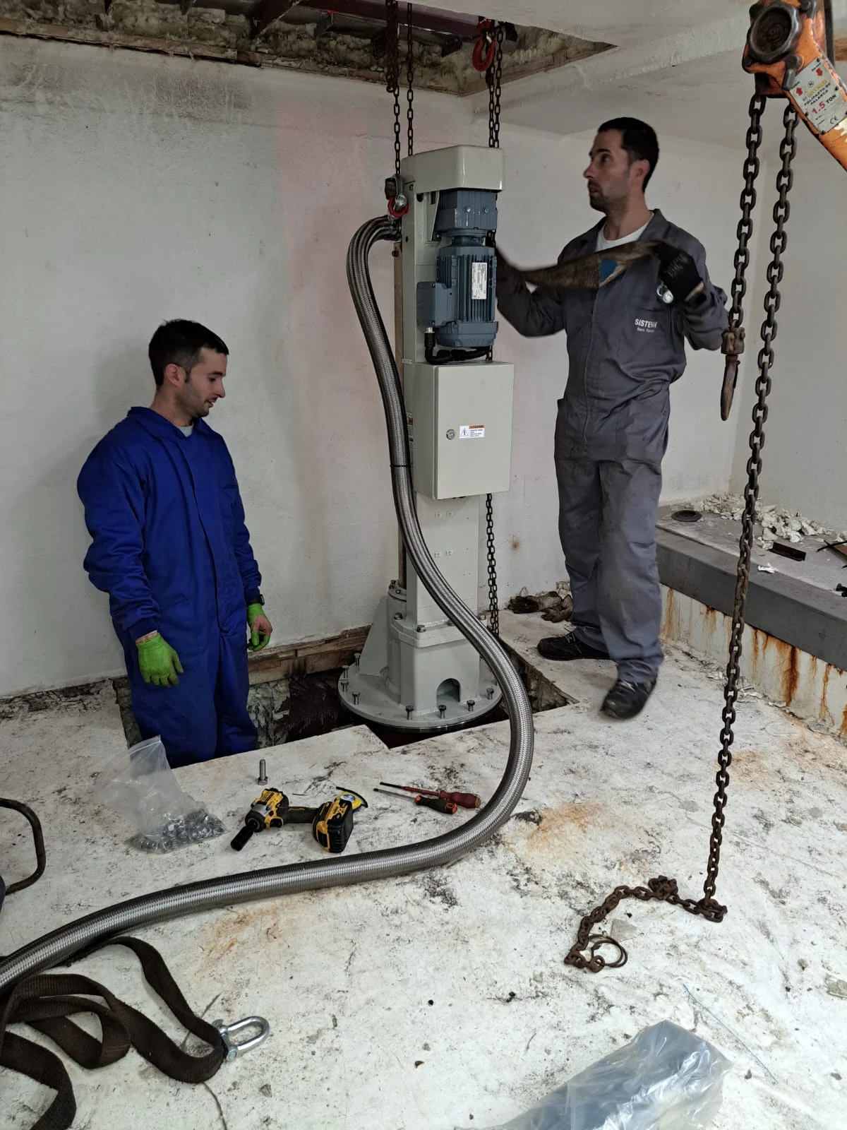 Instalación técnica de equipo sonar a bordo